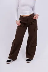 Pantalón cargo marrón de corte ancho, con bolsillos laterales con solapa y bolsillos traseros.