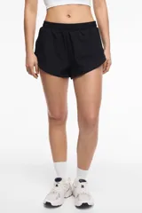 Short deportivo gris oscuro con cintura elástica y calza interna con bolsillo.