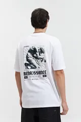 Remera lila de manga corta con corte oversize y estampado pequeño en el pecho.