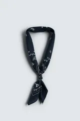 Pañuelo bandana azul marino con estampado paisley en blanco, de algodón.