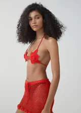 Top de bikini tejido a crochet color rojo, con diseño de flores en el frente y tirantes finos.
