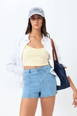 Short de jean de tiro alto, color celeste claro, con bolsillos frontales y traseros, y cierre frontal con botón metálico.