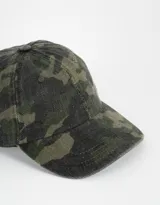 Gorra de béisbol con estampado de camuflaje en tonos verde, marrón y negro.