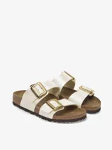 Sandalias Birkenstock modelo Sydney, color blanco con hebillas doradas.