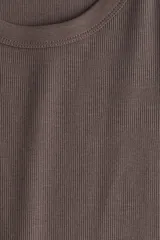 Musculosa marrón de punto de algodón acanalado, corte entallado y cuello redondo.