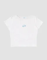 Remera blanca estilo baby tee de algodón con estampado celeste de un zapato de tacón.