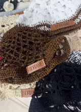 Casquete tejido a crochet con hilo brilloso color cobre.