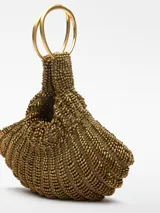 Bolso de mano tipo clutch, color verde, con abalorios tejidos en tricot. Tiene un compartimento con cierre de cremallera y cierre magnético. El asa de mano es metálica con el logo grabado.