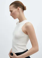 Musculosa blanca de tejido de punto fino con cuello redondo y tirantes anchos.