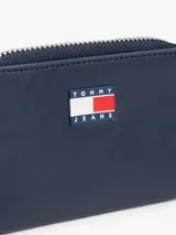 Billetera Tommy Jeans Essential con cierre de cremallera, color azul marino, con logo de la marca bordado en el frente.