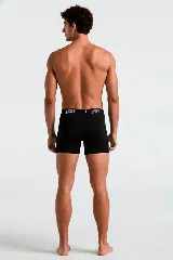 Boxer negro con cintura elástica con logo de la marca Penguin en blanco.