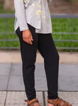 Pantalón ajustado de tiro alto, color gris oscuro jaspeado, confeccionado en lycra de algodón. Presenta faja ancha y bolsillos funcionales delanteros y traseros.