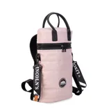 Matera estilo mochila color verde militar, confeccionada en nylon acolchado con detalles en símil cuero negro. Cuenta con tapa con cierre metálico, bolsillo interno, asas de mano y correa extensible para llevar al hombro o cruzada.