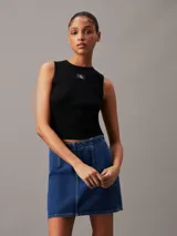 Musculosa negra de lyocell de canalé con cuello redondo y logo de Calvin Klein en el pecho.
