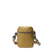 Bandolera pequeña color amarillo mostaza con correa larga regulable de tela beige. Presenta un bolsillo frontal y etiqueta de cuero sintético con el logo de la marca.