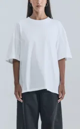 Remera oversize de algodón premium color blanco, con cuello redondo y hombros caídos.