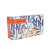 Billetera larga color marrón claro, con cierre de broche a presión en la solapa frontal y cierre de cremallera en el borde lateral. Presenta múltiples compartimentos internos y un bolsillo exterior con cierre.