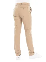 Pantalón chino color beige de corte slim, con cierre de botón y cremallera, cuatro bolsillos y tejido elástico. Cuenta con detalles distintivos de Tommy Hilfiger y bandera de la marca en la parte posterior.