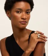 Set de tres anillos gruesos de metal con baño mixto dorado y plateado. Incluye un anillo redondo, uno cuadrado y uno con diseño mixto. Fabricados con metal reciclado.