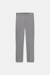 Pantalón gris de tiro medio con cintura elástica en la espalda, bolsillos delanteros y falsos bolsillos de vivo en la espalda. Bajo acabado con aberturas laterales. Cierre frontal con cremallera, botón interior y gancho.
