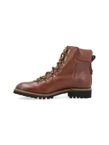 Borcego alpino color verde oliva de cuero napa con detalles metálicos, base de goma estilo trucker con pespuntes naturales en contraste y cordones de algodón al tono. Diseñado en Uruguay y fabricado en Brasil.