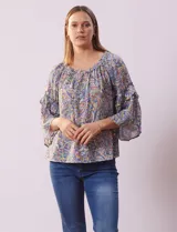 Blusa Zac & Rachel de gasa estampada con cuello redondo fruncido y mangas 3/4 amplias con volados.