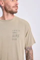 Remera manga corta oversize color verde con estampa frontal "Life is good surf club".