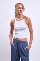 Musculosa azul de algodón con cuello redondo y sisas anchas.