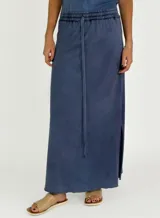 Conjunto color gris topo, compuesto por musculosa con cuello redondo y falda larga con cintura elastizada y cordón ajustable.