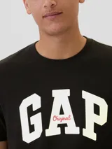 Remera negra de algodón con logo GAP estampado en blanco en el pecho.