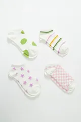 Pack de cuatro pares de medias soquete blancas con diferentes estampados: lunares verdes, rayas de colores, estrellas lilas y cuadros rosas.