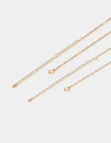 Set de 2 collares cortos dorados con dijes colgantes: cerezas rojas, oso dorado, naipe de corazón y trébol de cuatro hojas dorado.