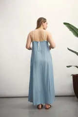 Vestido largo color verde agua, de corte suelto y breteles finos blancos.