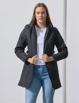 Campera negra capitoneada marca Weatherproof, con capucha desmontable, cierre central y bolsillos delanteros.
