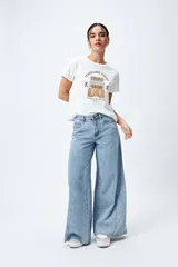 Pantalón jean de calce ultra wide con pierna extra ancha y ruedo desflecado, de tiro medio y construcción clásica en denim.