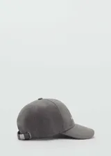 Gorra gris de algodón con visera y bordado frontal en blanco. Ajuste trasero con hebilla metálica.