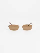 Lentes de sol con marco rectangular metálico color dorado y lentes marrones con protección UV. Patillas color borgoña.