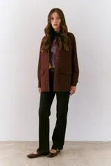 Pantalón de jean azul oscuro, de corte recto y tiro alto.
