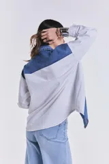 Campera de jean celeste con mangas largas color crudo.