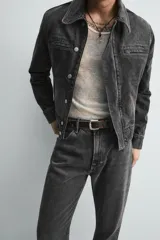 Pantalón de jean negro con efecto lavado, corte bootcut, tiro medio y cinco bolsillos.
