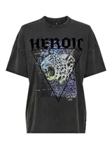 Camiseta negra con estampado de leopardo dentro de un triángulo y la palabra 'HEROIC' en la parte superior. Corte holgado y mangas cortas.