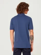 Polo de piqué de algodón color rosa, de manga corta y corte clásico.