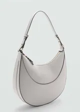 Bolso tipo hobo color marrón, con diseño redondeado, cierre de cremallera superior y asa corta ajustable.
