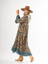Maxi vestido de estampado boho en tonos invernales, con mangas amplias y volados, de corte holgado.