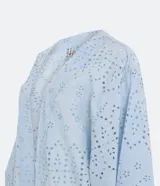 Kimono largo celeste con textura floral y pequeños calados.