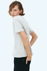 Remera gris de corte recto en punto suave de algodón, con cuello redondo ribeteado y hombros ligeramente caídos.