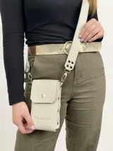 Bandolera porta celular negra de cuero genuino, con correa larga regulable y cierre con broche metálico. Forrada en cuero.