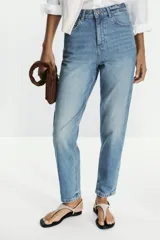 Pantalón de jean negro de corte recto, tiro alto y largo tobillero.
