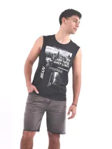 Musculosa blanca con estampado de una cancha de baloncesto y texto en negro y naranja. El texto dice 'New York Street Basketball', 'Save everyone who has attitude is not a way of thinking, is a way of living' y 'N.Y.C'.