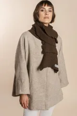 Bufanda tejida color marrón chocolate en punto fantasía con efecto de volado en los bordes.